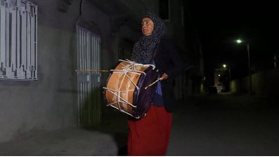 امرأة تونسية تحيي مهنة المسحراتي في رمضان