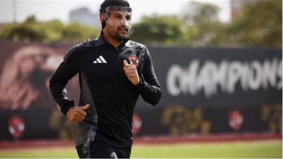 مران الأهلي.. يحيى عطية الله يشارك في التدريبات مرتديا قناعا