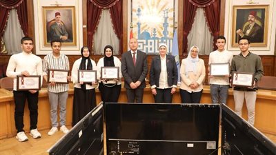محافظ القاهرة يكرم الفائز بمسابقة اوائل الطلبة على مستوى الجمهورية