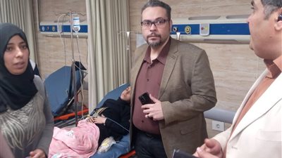 وكيل الطب العلاجى يتفقد الأطفال المصابين بحادث سقوط سقف غرفة
