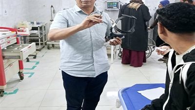مدير مستشفي الداخلة ينقذ شاب من الموت المحقق بعد ابتلاعه دبوس 6 سم