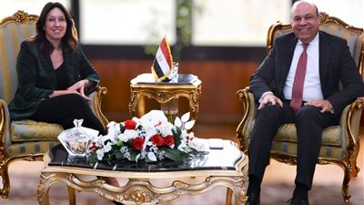 بحث التعاون مع مطارات أبوظبي في مجالات البنية التحتية وتطوير المطارات المصرية.