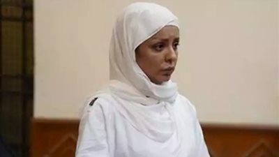 وصول مضيفة طيران التجمع المتهمة بإنهاء حياة ابنتها للمحكمة