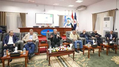 وزير البترول يشارك العاملين بالصحراء الغربية الإفطار الرمضاني