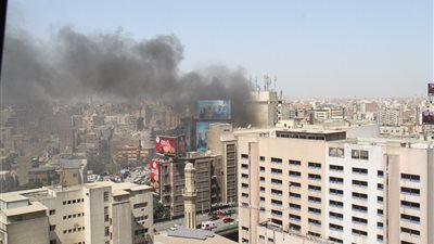 السيطرة على حريق بمخزن أدوية أمام حى الازبكية.. فيديو