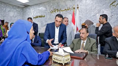 محافظ سوهاج يعقد اللقاء الجماهيري الأسبوعي لبحث مطالب المواطنين