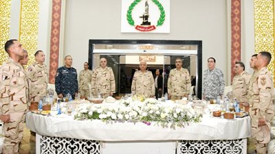 وزير الدفاع يشارك مقاتلى الجيش الثانى الميدانى تناول وجبة الإفطار