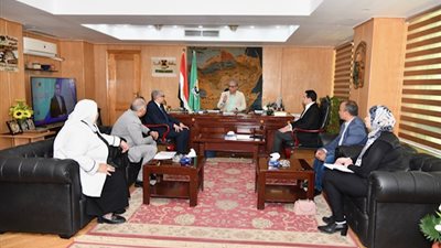 محافظ الفيوم يناقش آليات الاستثمار الأمثل في القطاع الزراعي