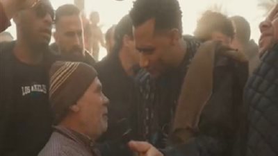رجل مسن يبكي بعدما منحه محمد رمضان 100 ألف جنيه