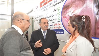 محافظ أسيوط يتفقد أنشطة مبادرة صحة المرأة بمستشفى الرمد