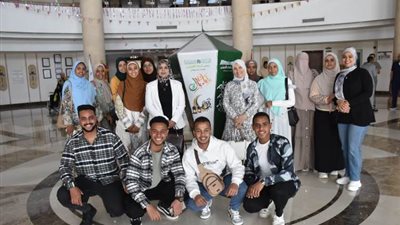 طلاب طيبة يقدمون هدايا العيد للأطفال المرضى بالأقصر