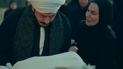 مشهد مؤثر لدفن حكيم باشا طفله وانهياره بالبكاء فى الحلقة ٢٨