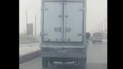 ضبط شخصين جلسا أعلى سيارة نصف نقل 