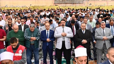 محافظ أسيوط يؤدي صلاة عيد الفطر المبارك بساحة أرض الملاعب