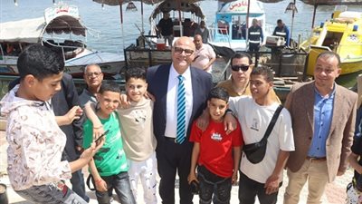 محافظ القليوبية يتفقد حدائق القناطر الخيرية ويهنئ المواطنين بعيد الفطر المبارك