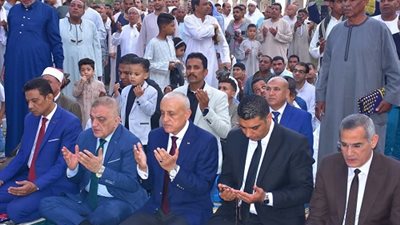 محافظ الأقصر يؤدى صلاة عيد الفطر مع الأهالى بساحة سيدى أبو الحجاج