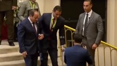فيديو .. لفتة إنسانية من الرئيس السيسي خلال حفل عيد الفطر