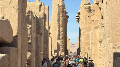 السياح يستمتعون داخل المناطق الأثرية بالأقصر بعد تحسن الأحوال الجوية