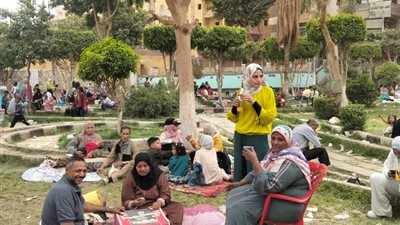 الاسايطة يتناولون الرنجه والفسيخ ويقضون ثالث ايام عيد الفطر بالحدائق