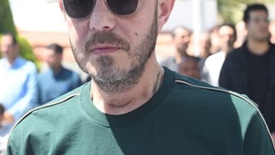 أحمد زاهر يواسي نضال الشافعي فى جنازة زوجته
