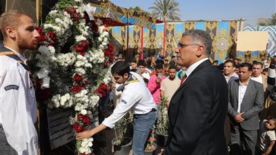النجاريضع إكليلًامن الزهورعلى النُّصُب التذكاري لشهداءنزلة الشوبك