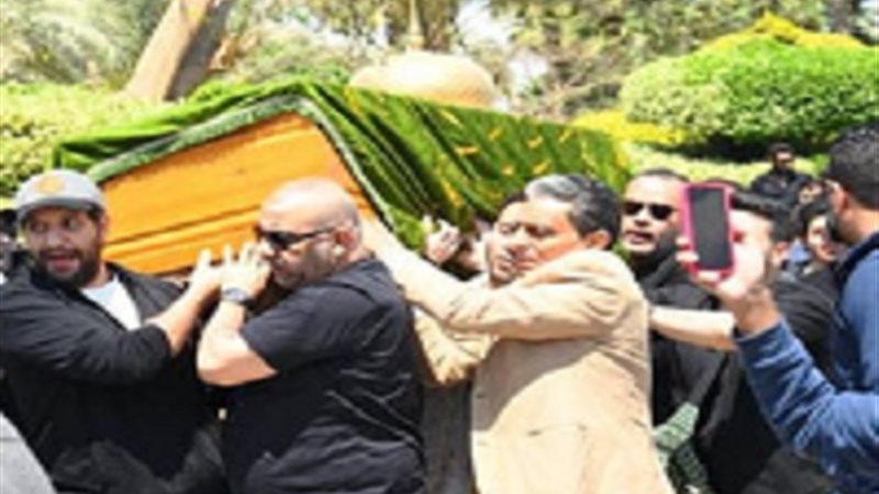 أحمد أمين يحمل نعش