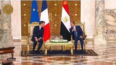 السيسي وماكرون يبحثان تأمين قناة السويس وتخفيف أثر هجمات باب المندب
