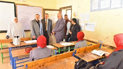 محافظ أسيوط يتفقد مدرستي هدى شعراوي والنهضة الإعدادية بنات