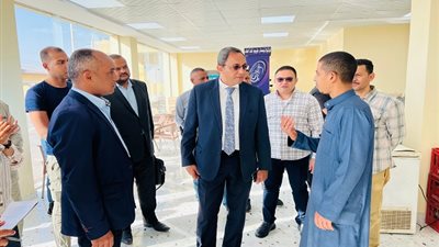 محافظ قنا يشهد التشغيل التجريبي لمجمع مواقف نقادة