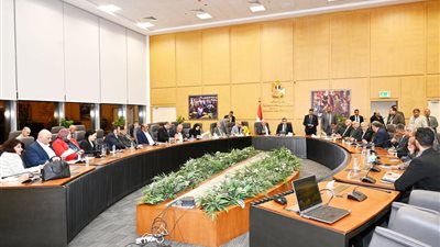 وزير الإسكان يلتقي نواب البرلمان لبحث مطالب الدوائر الانتخابية