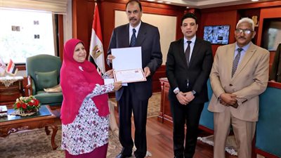 محافظ سوهاج يكرم الفائزة بلقب الأم المثالية على مستوى المحافظة