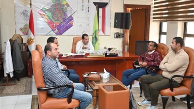 رئيس جهاز العاشر يوجه بتكثيف أعمال رصف الطرق فورًا