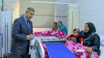 محافظ الاسكندرية يطمئن على الاطفال الناجين من حادث انهيارعقار