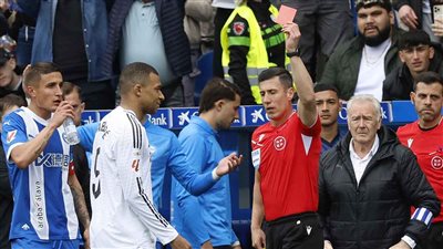مبابي مهدد بالغياب عن مواجهة برشلونة بعد طرده أمام ألافيس.. فيديو