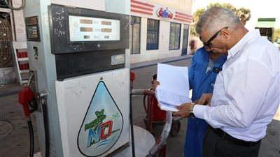 محافظ أسوان يفاجئ مسئولى محطات الوقود