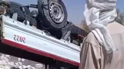 انقلاب سيارة نقل محملة بالطوب الأبيض فى الفيوم