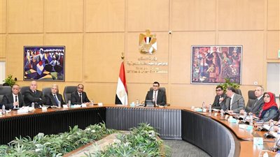 وزير الإسكان يتابع مشروعات 
