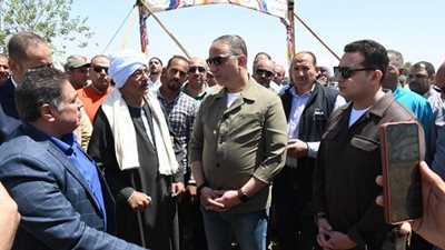 محافظ الفيوم: يفتتح موسم حصاد القمح بأحد الحقول الزراعية