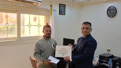 رئيس مركز البياضية بالأقصر يكرم الموظف المثالى عن شهر مارس٢٠٢٥