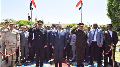 محافظ أسيوط يضع إكليل الزهورعلى النصب التذكاري للشهداء .صور