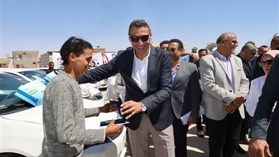محافظ السويس يسلم الدفعة الأولى للمستحقين لسيارات التأكسي الجديدة