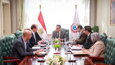 وزير الصحة يناقش مع رئيس سلامة الغذاء اشتراطات سلامة المنتجات الغذائية