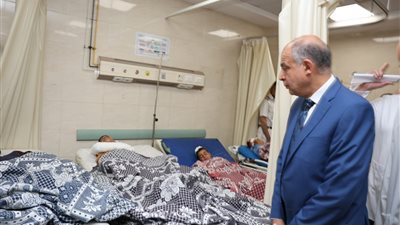 محافظ المنيا يزور المصابين و يقرأ الفاتحة على أرواح الضحايا