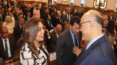 محافظ القليوبية يشارك الأقباط فرحة عيد القيامة بالكنيسة الإنجيلية