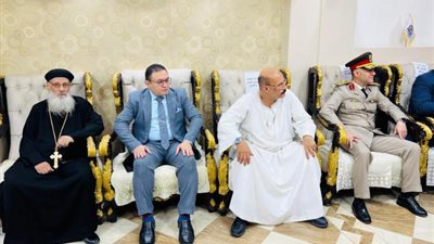 محافظ قنا يقدم التهنئة لأقباط دشنا بمناسبة عيد القيامة المجيد