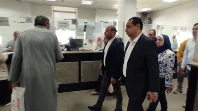 رئيس جهاز 6 أكتوبر يستمع لآراء المواطنين حول مستوى الخدمات