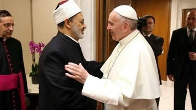 بيت العائلة المصرية بأسيوط يقدم العزاء للأقباط الكاثوليك