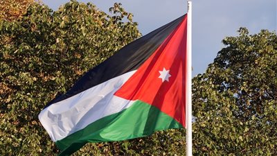 تنكيس الأعلام في الأردن حدادًا على وفاة البابا فرنسيس