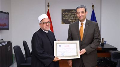 محافظ دمياط يُكرم وكيل وزارة الأوقاف و يشيد بجهوده