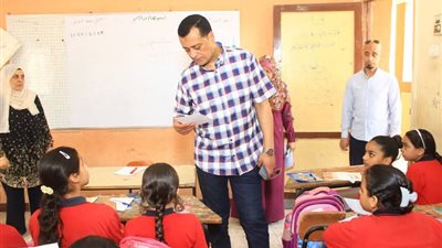 متابعة انتظام الدراسة وامتحانات شهر أبريل بمدارس سوهاج
